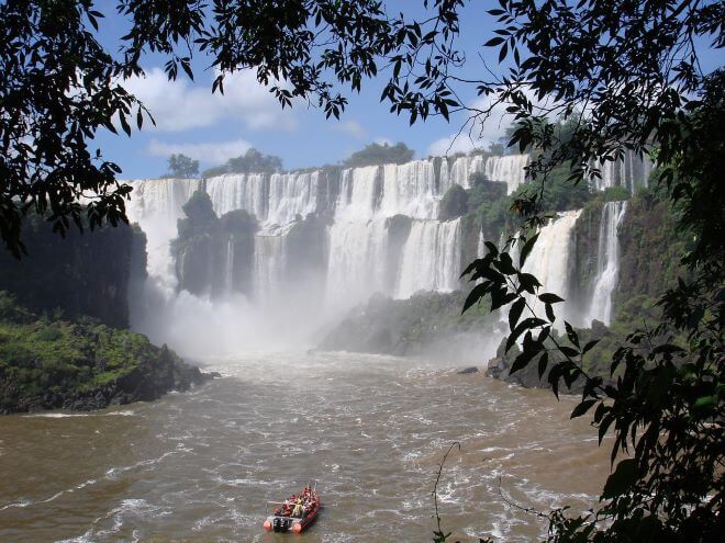 Parque Nacional do Iguaçu no Paraná com as Cataratas do lado brasileiro pessoas passeando de bote