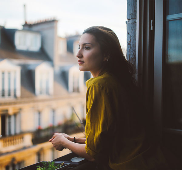 Frau in Pariser Apartement-