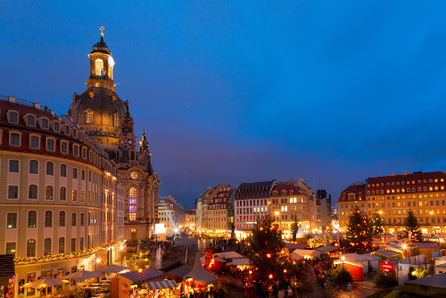 Weihnachtsmarkt in Dresden vor der Frauenkirche
