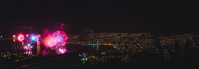 Fuegos artificiales coloridos sobre la bahía del puerto de Valparaíso en Chile, considerada la mayor fiesta de Año Nuevo de América del Sur.