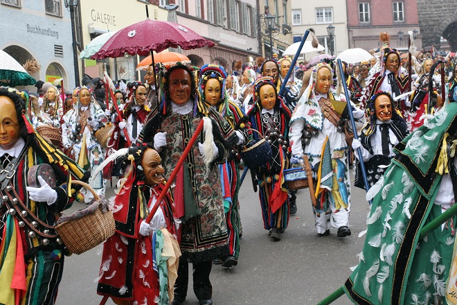 Carnavalsvierders in optocht