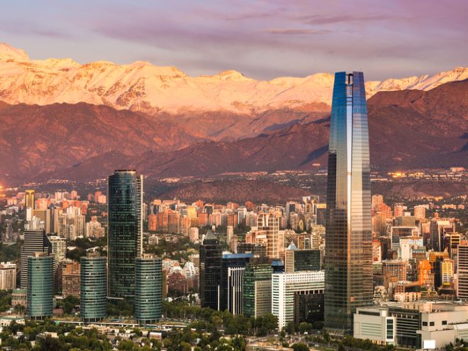 Santiago, capital de Chile, es otro de los lugares que tienes que visitar en Sudamérica.