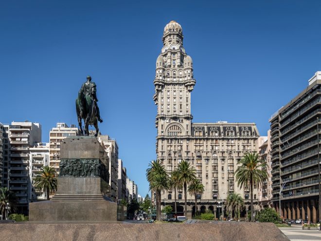 Montevideo, capital de Uruguay, uno de los mejores lugares para viajar en Sudamérica.