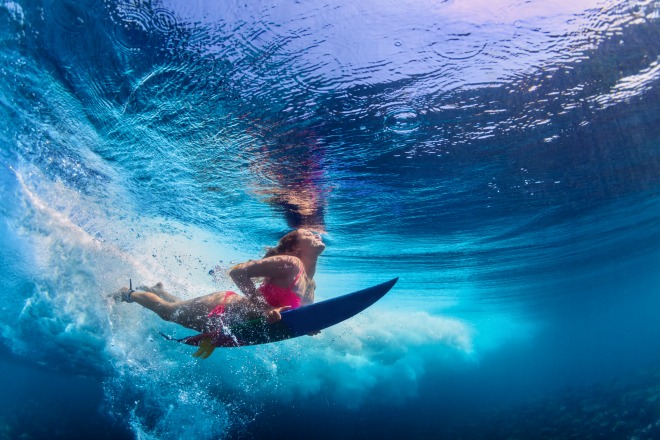 El mejor de los escenarios para hacer surf está en Waimea Bay, Hawái