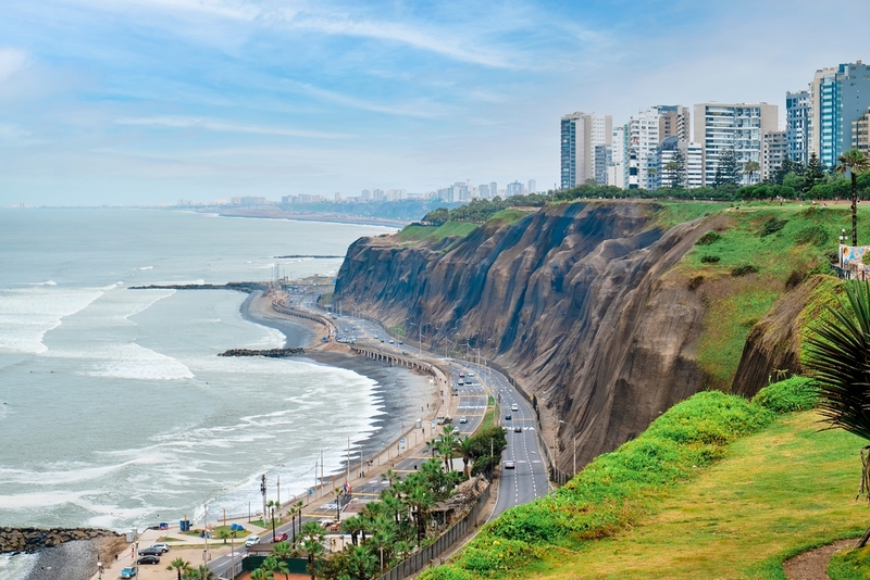 Hermosa costa del Océano Pacífico en Miraflores. Lima, Perú. Paisaje urbano.