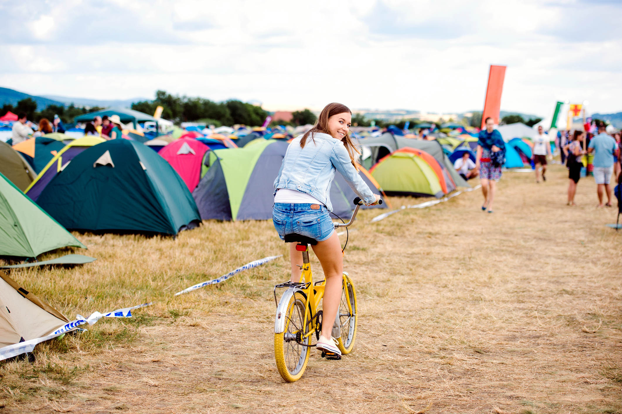 Fille à vélo au camping