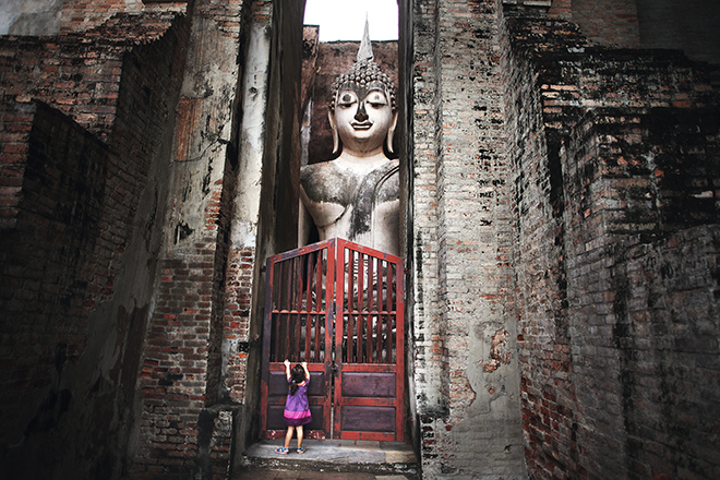 The little girl who wanted to see Buddha in Thailand © Kares Le Roy		