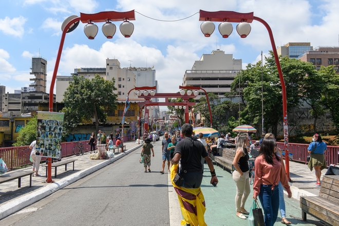 Liberdade, bairro de temática japonesa, no viaduto da rua Galvão Bueno.