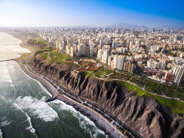 Lima, Peru: Vista panorámica de Lima desde Miraflores.