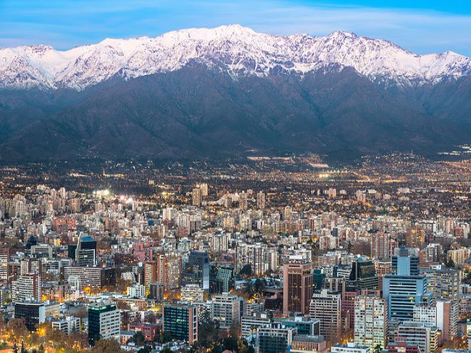Foto de la ciudad de Santiago con la Cordillera de los Andes de fondo.