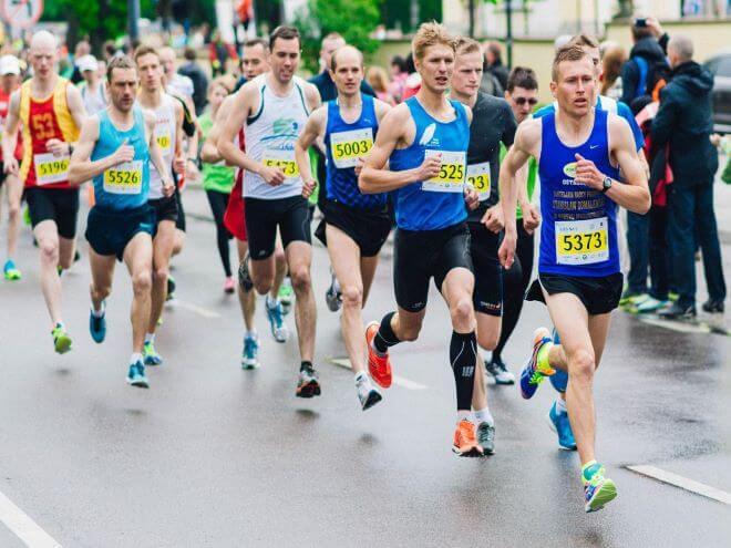 homens correndo em maratona no exterior