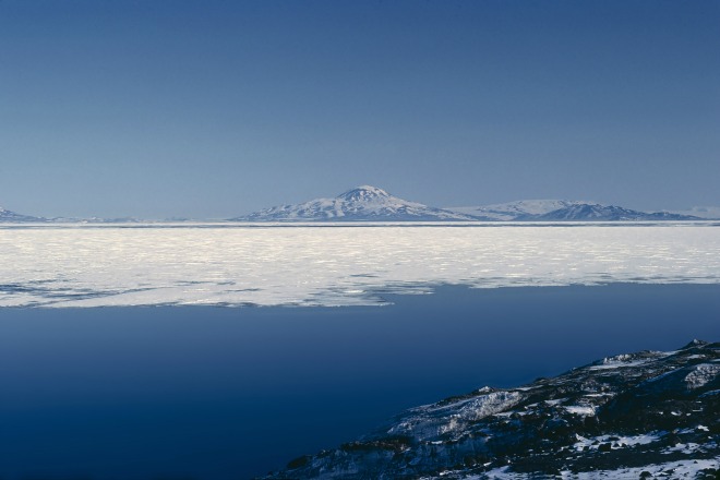 Buceo bajo el hielo en McMurdo Sund en La Antártida