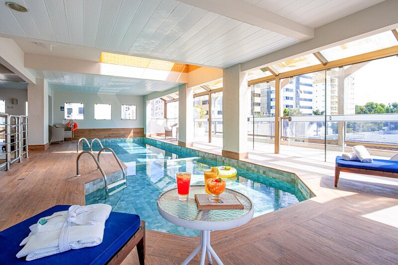 piscina do hotel Mercure Florianópolis com drinks na mesa
