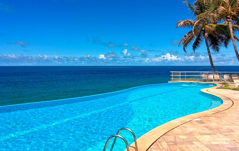 Mar de Salvador vista da piscina do hotel Mercure Rio Vermelho 