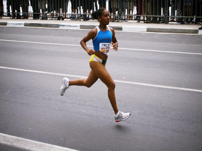 mulher correndo na São Silvestre em São Paulo 