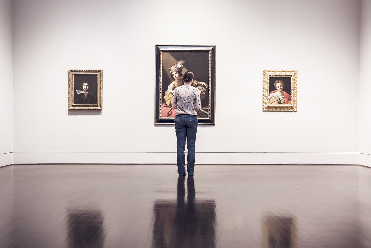 museo: mujer mirando pinturas