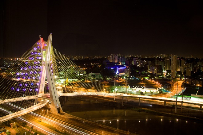 Ponte Estaiada iluminada para o Natal em São Paulo