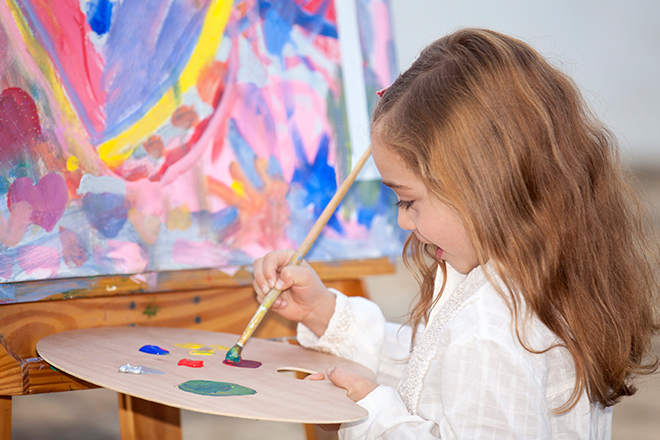 Nena pintando un cuadro