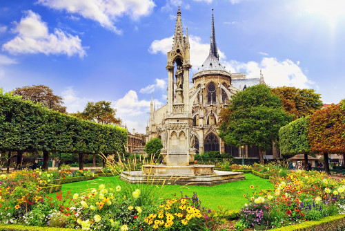 Entspannung an der Notre Dame de Paris beim romantischen Wochenende