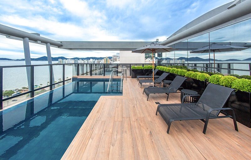 Piscina do terraço do hotel Novotel Florianópolis com  vista para o mar