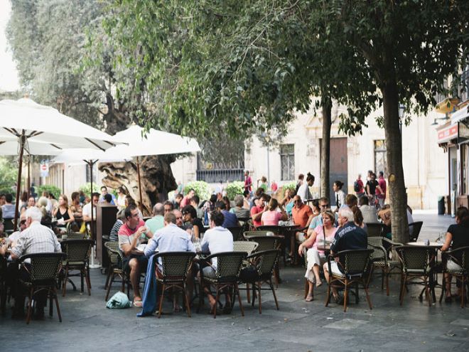 Foto de personas sentadas en un bar a cielo abierto en Palermo Soho.