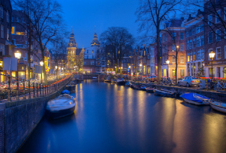 De smalle Amsterdamse straatjes verlicht