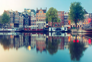 Iconisch uitzicht op de Amsterdamse gracht