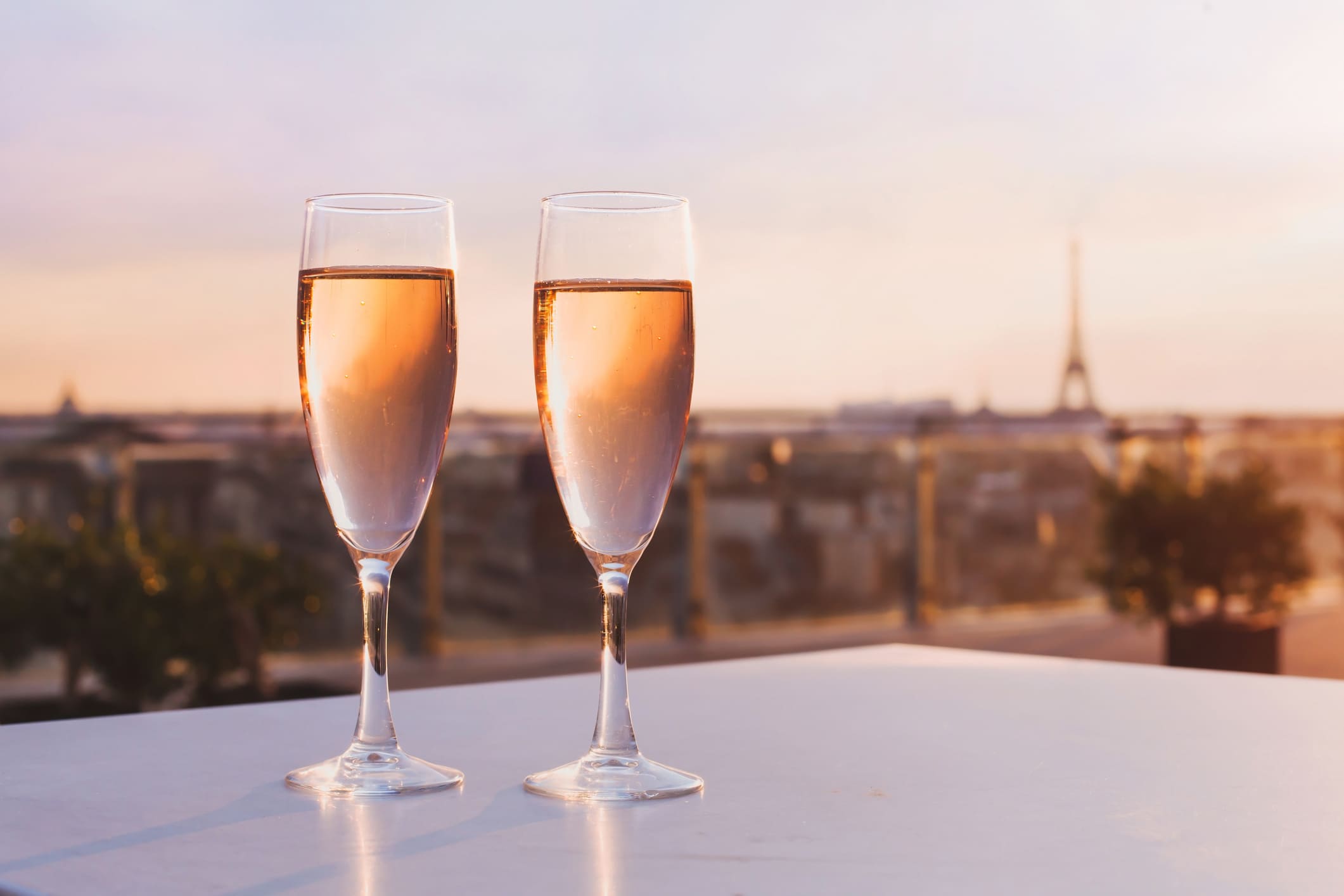 Champagne devant la Tour Eiffel