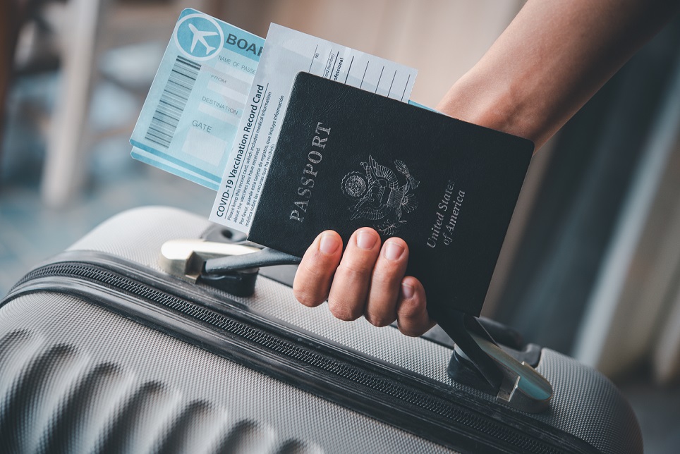 Imagem de passaporte e mala de viagem
