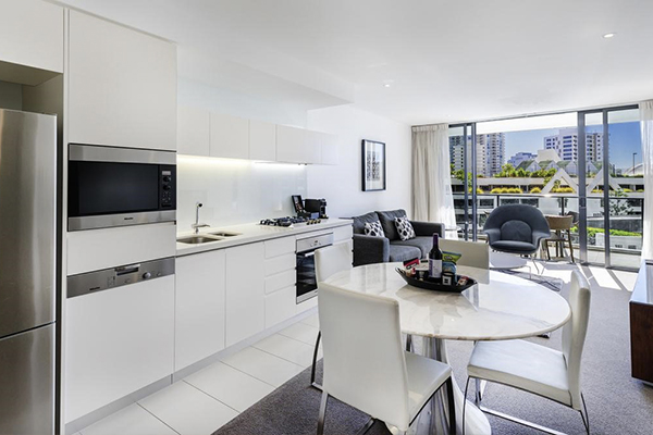 Peppers Broadbeach Serviced Apartment dining and lounge space