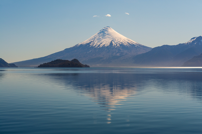 pico-nevado-volcan-osorno-lago-todos-los-santos-puerto-varas-lagos-chilenos-chile.jpg