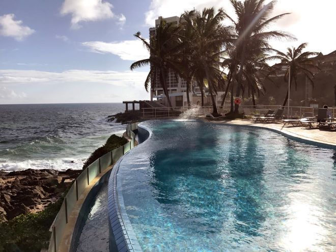 Piscina do hotel Mercure Salvador Rio Vermelho com borda infinita de frente para o mar na Bahia