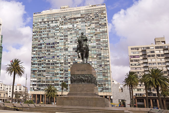 Praça Independência em Montevideo com o monumento do General Artigas em destaque