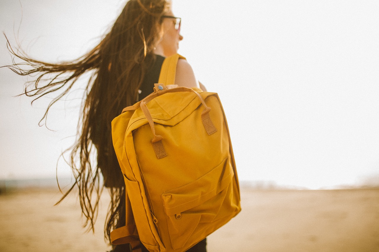 żółty plecak - 10 pomysłów na udany prezent dla podróżnika