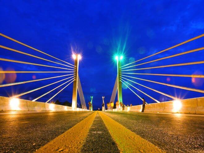Ponte da Integração Brasil Peru com luzes à noite na divisa entre os dois países