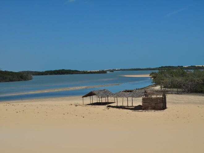 Praia Barra dos Remédios no Ceará com mar, areia e vegetação