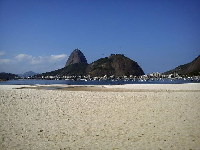 Praia de Botafogo com sua vista para o Morro do Pão de Acúcar e Morro da Urca