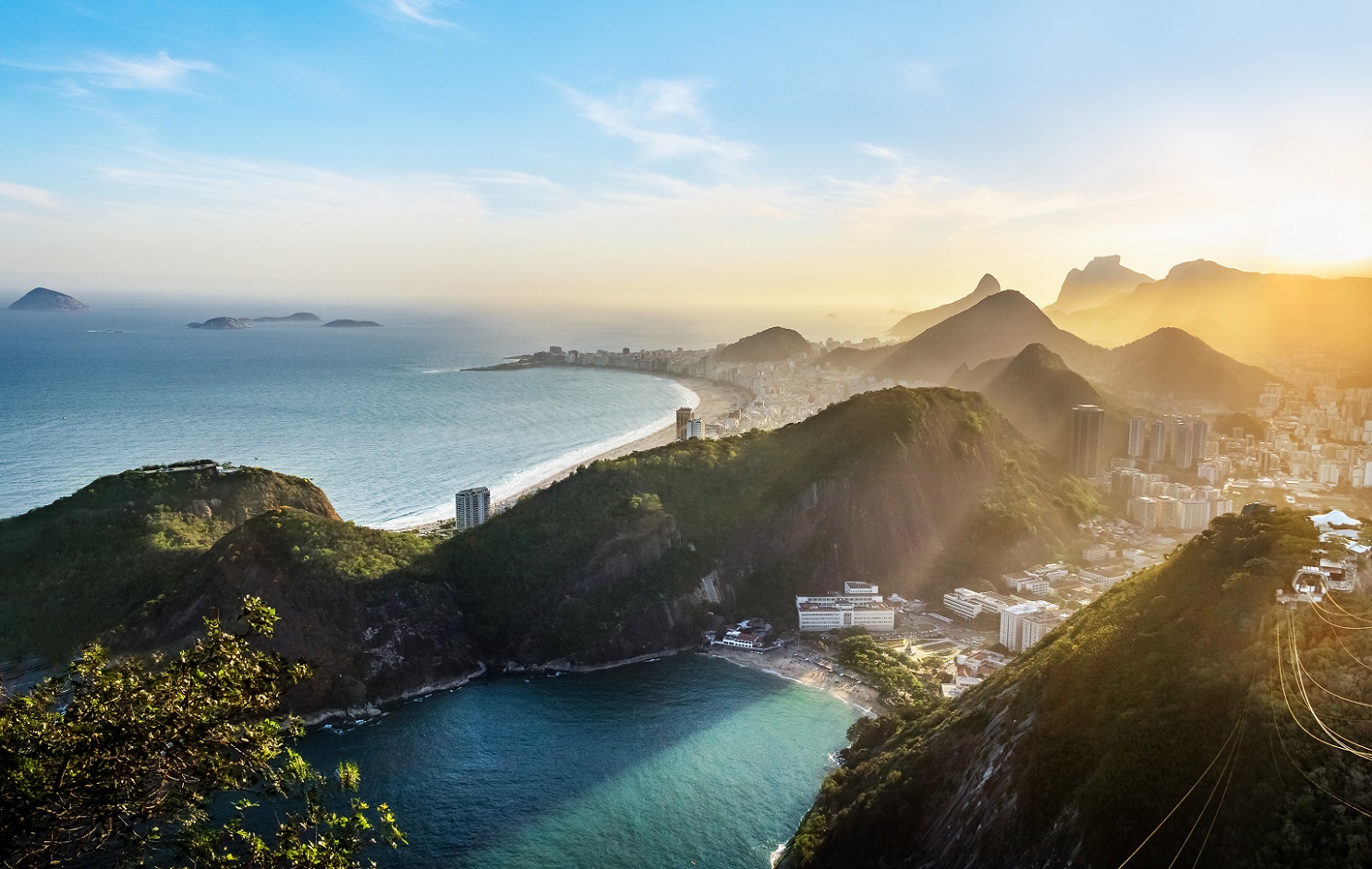 Vista aérea da costa do Rio de Janeiro com a praia de Copacabana e Praia Vermelha ao pôr do sol - Rio de Janeiro, Brasil