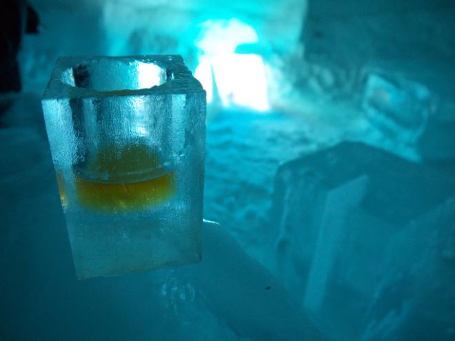 Foto de un vaso de hielo en el Ice Bar Iguazú en Puerto Iguazú, Argentina.