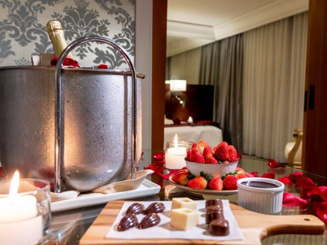  Quarto do hotel Grand Mercure Curitiba Rayon com decoração romântica: flores. champanhe e chocolate