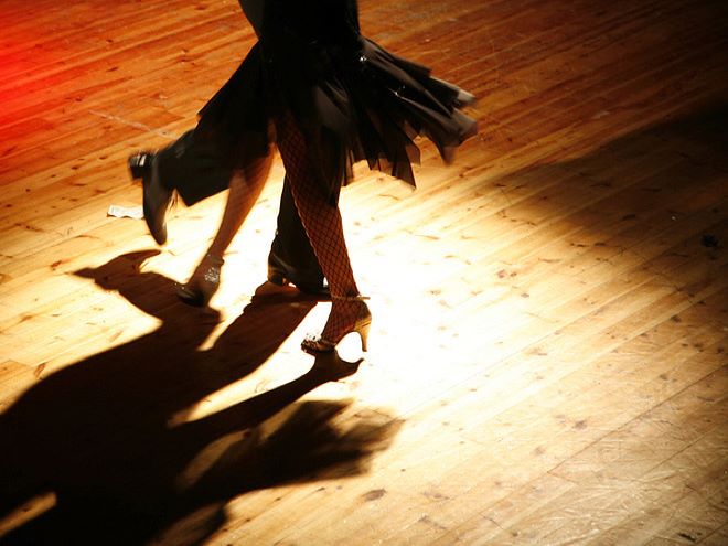 Foto de piernas de una pareja bailando tango.