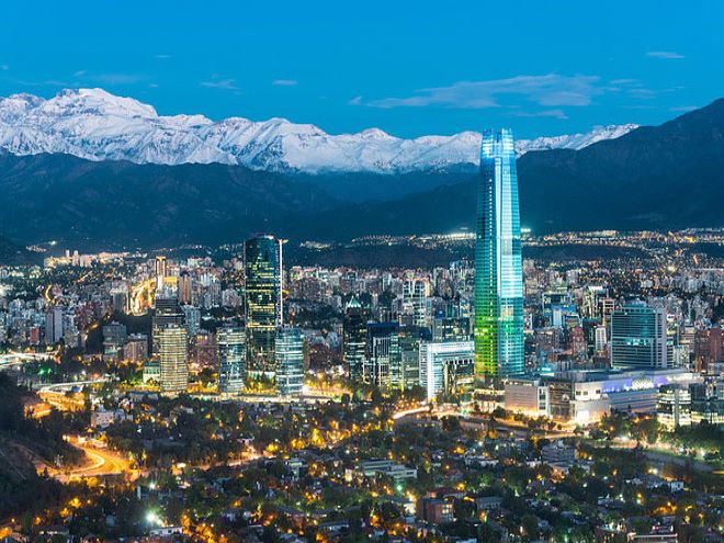Foto panorámica de la ciudad de Santiago, con la Cordillera de los Andes al fondo.