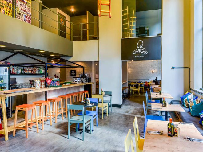 Restaurante Q Ceviche! com sua decoração alegre no hotel ibis Styles SP Faria Lima