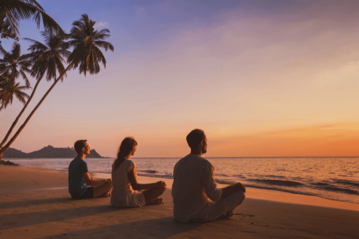 Yoga-Retreat am Strand bei Sonnenuntergang
