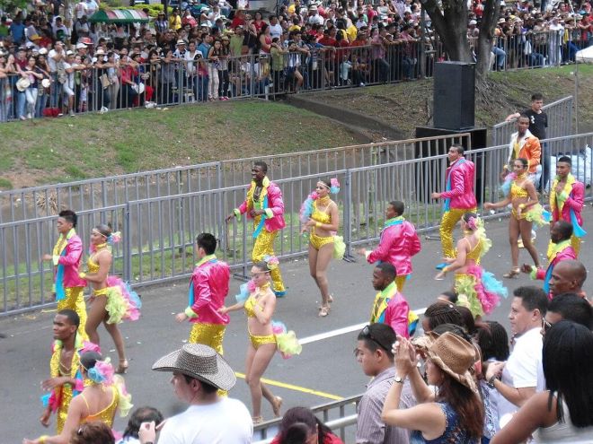 Desfile con personas disfrazadas en el Salsódromo de la Feria de Cali
