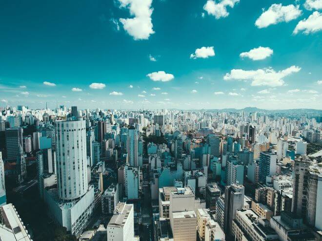 São Paulo com seus prédios altos ou arranha céus e o horizonte 