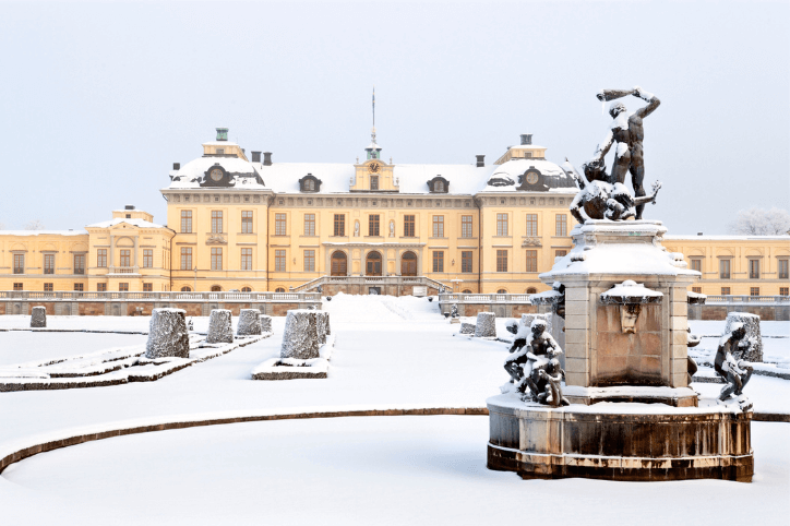 Winteransicht des königlichen Schlosses in Drottningholm in Schweden, das zum UNESCO-Kulturerbe gehört