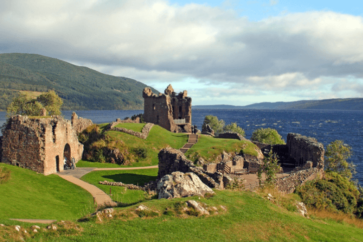 Loch Ness und Urquhart Castle