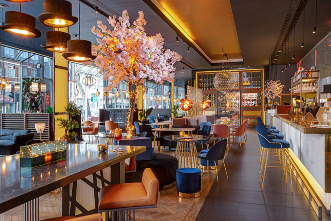 Genuss wird bei einer Workation in London groß geschrieben: Blick auf die Bar im Restaurant GA KingsX bei gedimmtem Licht | ALL – Accor Live Limitless