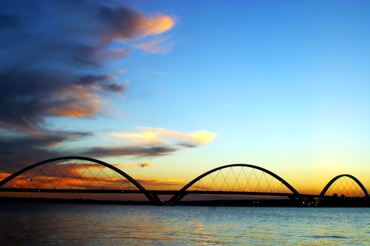Silhueta da Ponte JK sobre o pôr do sol de Brasília, na Lagoa Paranoá